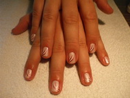 Zselés műköröm, lakk díszítéssel